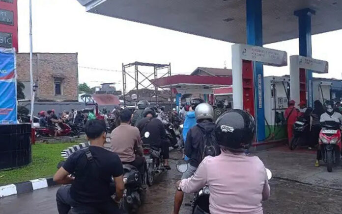 Kota Medan Lumpuh BBM, Warga Menjerit: Terpaksa Beli Rp50 Ribu/Liter!