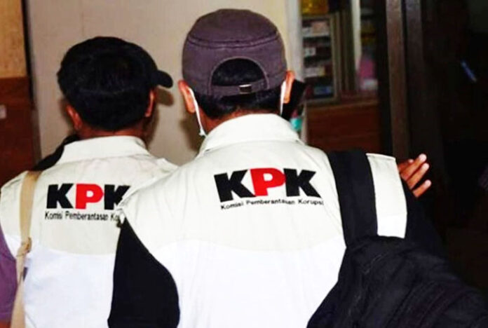 Komisi Pemberantasan Korupsi (KPK) kembali menunjukkan komitmennya dalam pemberantasan korupsi dengan menggelar tiga operasi tangkap tangan (OTT) dalam satu hari di tiga wilayah berbeda, yakni Provinsi Banten, Kabupaten Bekasi (Jawa Barat), dan Kalimantan Selatan, pada Rabu (17/12/2025).