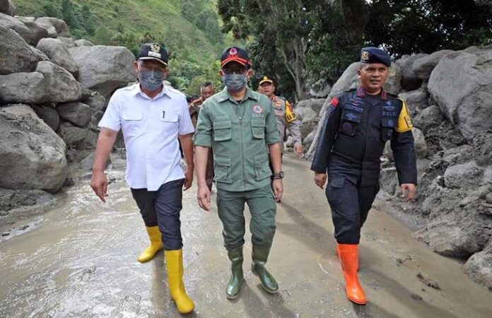 Badan Nasional Penanggulangan Bencana (BNPB) kembali memperbarui data dampak bencana banjir bandang dan tanah longsor yang melanda Aceh, Sumatera Barat, dan Sumatera Utara.
