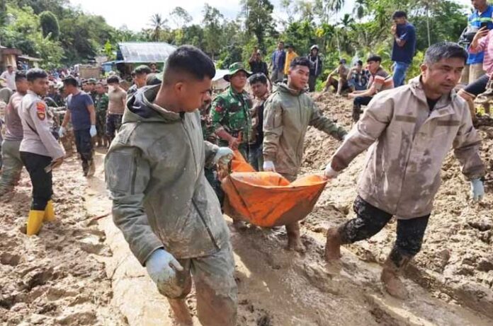 Badan Nasional Penanggulangan Bencana (BNPB) melaporkan jumlah korban meninggal dunia akibat banjir dan tanah longsor yang melanda Aceh, Sumatra Utara, dan Sumatra Barat terus meningkat.