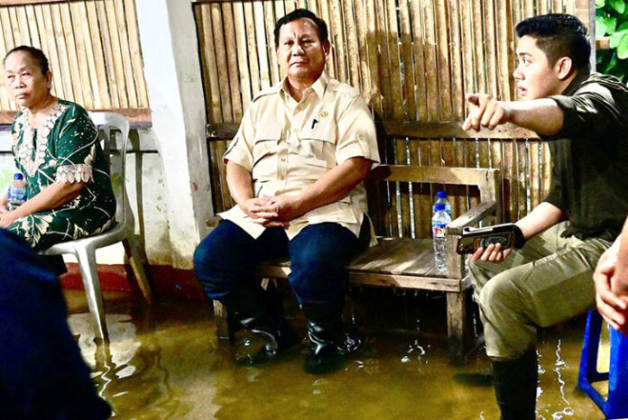 Prabowo Tinjau Titik-Titik Bencana di Tapteng: Bantuan Harus Merata dan Cepat