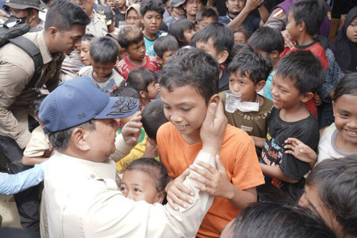 Blusukan ke Pengungsian, Prabowo Pastikan Bantuan Maksimal untuk Korban Banjir