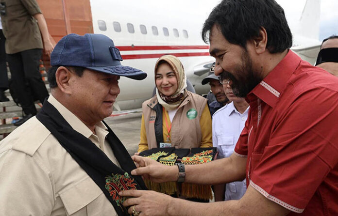 Hangat dan Mengharukan: Prabowo Mualem Bertemu di Tengah Bencana Aceh