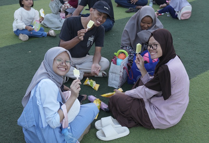 Aice Crispy Balls Shine Muscat Hadirkan Tren Korean Krispy Pop dengan 4 Sensasi Tekstur dalam Satu Gigitan 3 Aice Crispy Balls Shine Muscat.