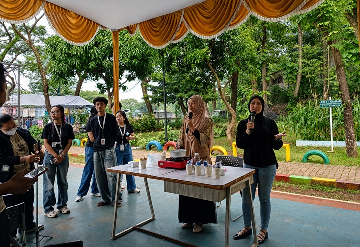 Mahasiswa LSPR Sulap Minyak Jelantah Jadi Produk Bernilai Ekonomi, Warga Ulujami Diajak Ubah Limbah Jadi Cuan 2 Mahasiswa LSPR