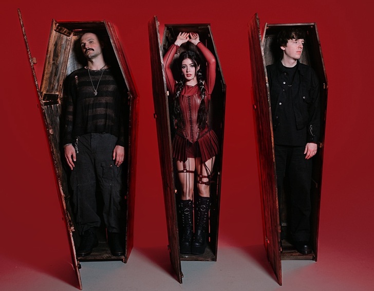 Against The Current Bangkit dengan "Dead Man Walking", MV Sinematik dan Nuansa Rock Gelap Bikin Fans Sebut: "Paramore Bertemu Evanescence" 1 Against The Current