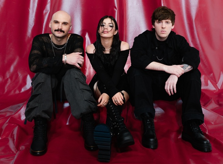 Against The Current Bangkit dengan "Dead Man Walking", MV Sinematik dan Nuansa Rock Gelap Bikin Fans Sebut: "Paramore Bertemu Evanescence" 3 Against The Current